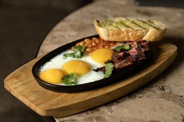 Глазунья по-техасски с брискетом