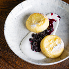 Сырники из рикотты  со сметаной и черноплодной рябиной .