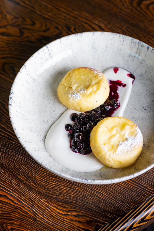 Сырники из рикотты  со сметаной и черноплодной рябиной .