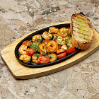 Тигровые креветки на сковороде