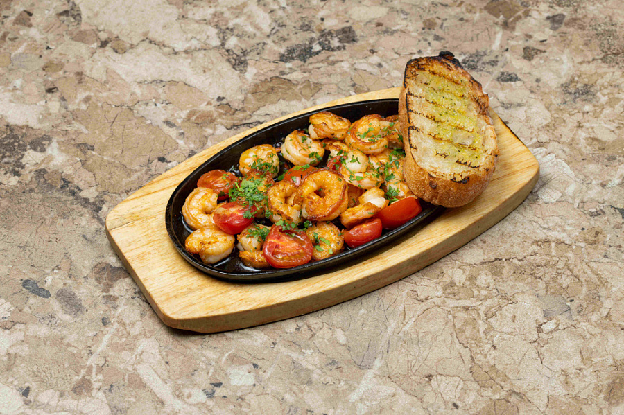 Тигровые креветки на сковороде