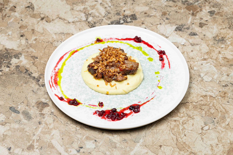 Томленая Говяжья грудинка с карт пюре