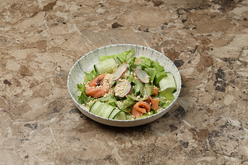 Салат с лососем и авокадо