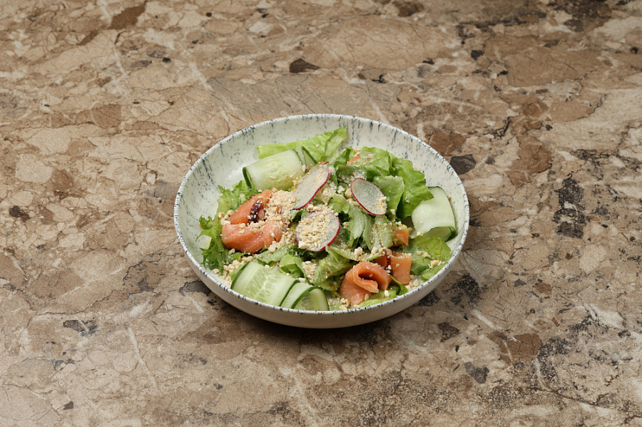 Салат с лососем и авокадо