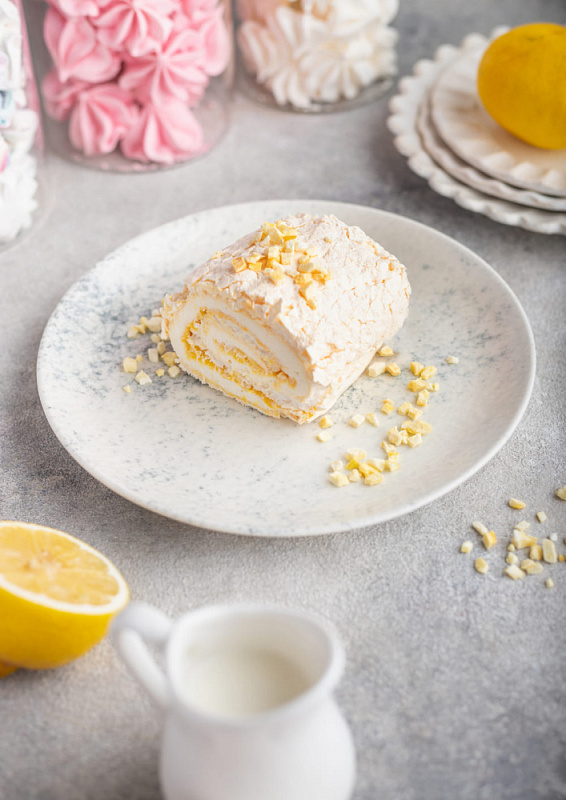 Меренговый рулет с манговым кремом