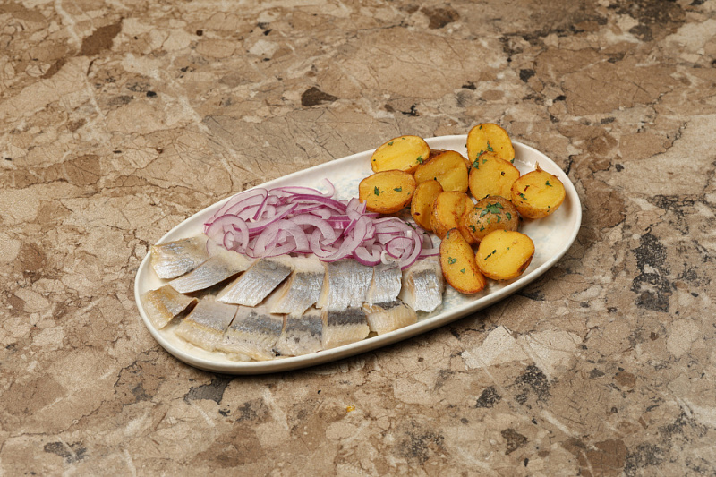 Сельдь с молодым картофелем