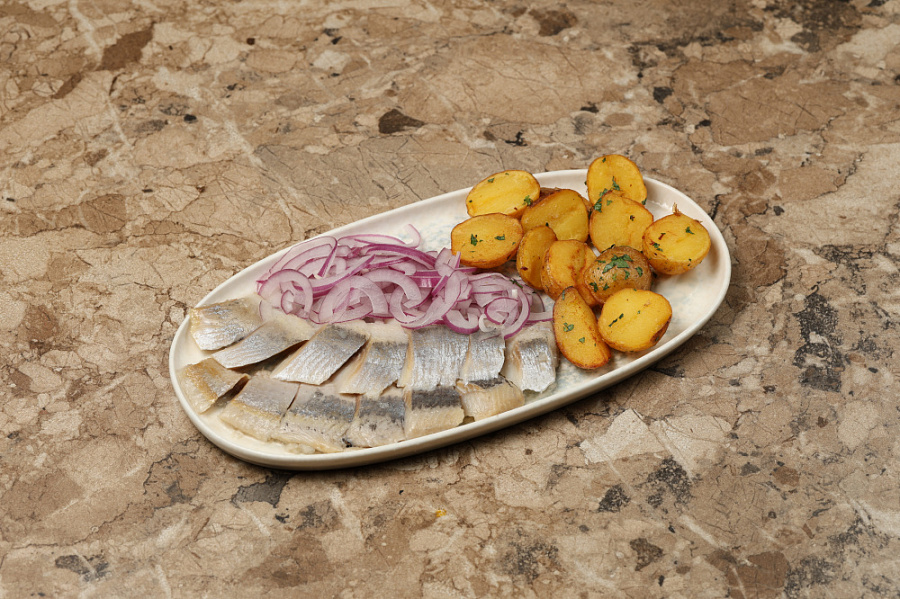 Сельдь с молодым картофелем