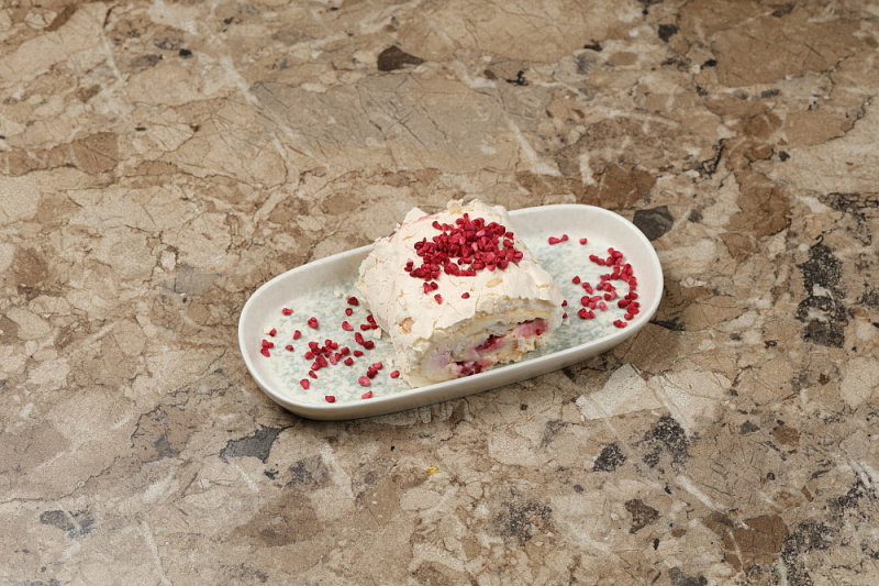 Меренговый рулет с малиной