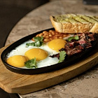 Глазунья по-техасски с брискетом