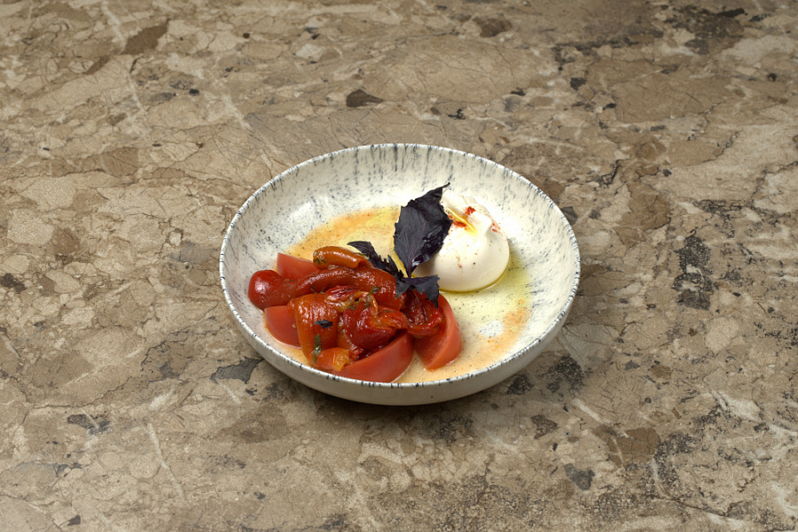 Буррата с печеным перцем