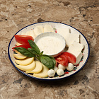 Сырная тарелка из молодых сыров