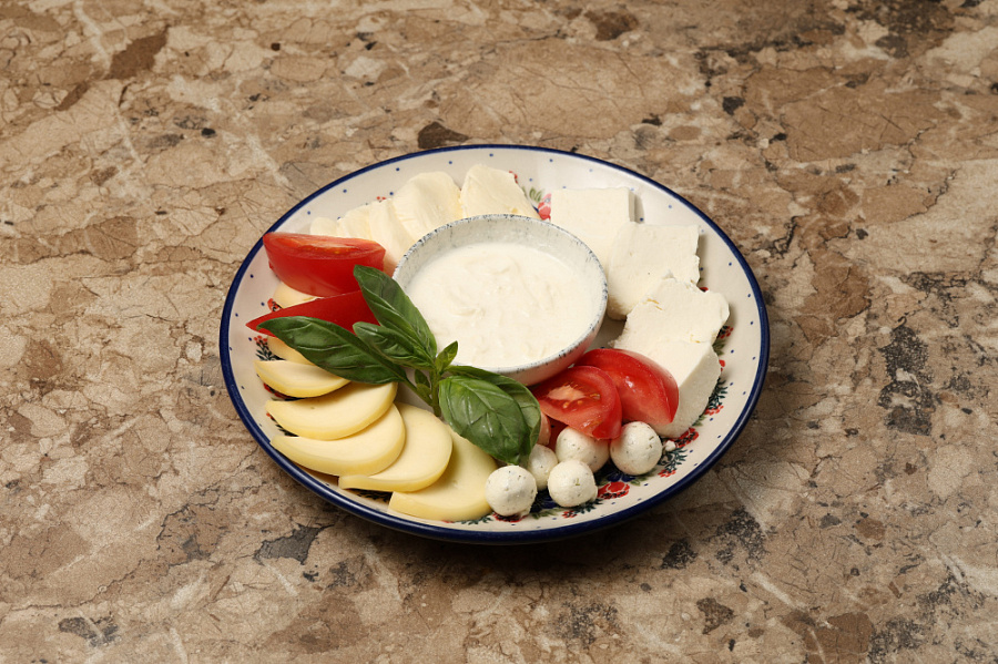 Сырная тарелка из молодых сыров