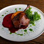 Утиная ножка с бататом и ягоднымс соусом