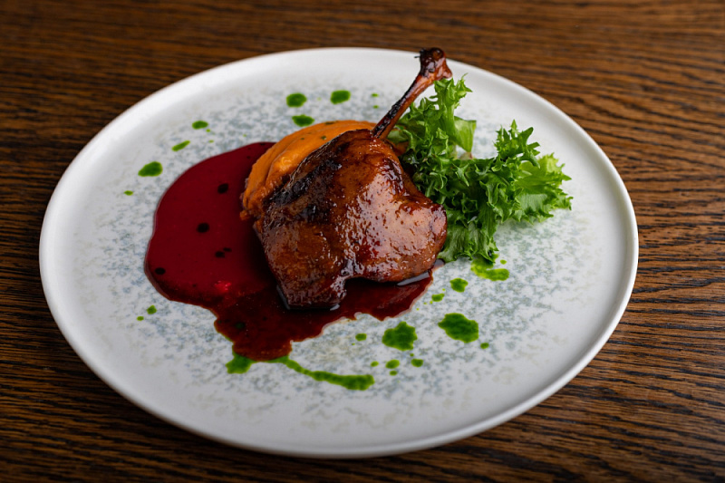 Утиная ножка с бататом и ягоднымс соусом