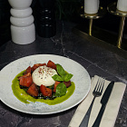 Буррата на сочных томатах