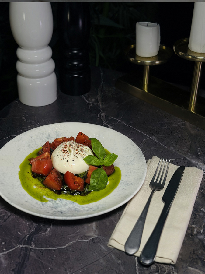 Буррата на сочных томатах