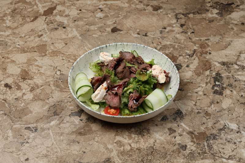 Салат с фермерской говядиной